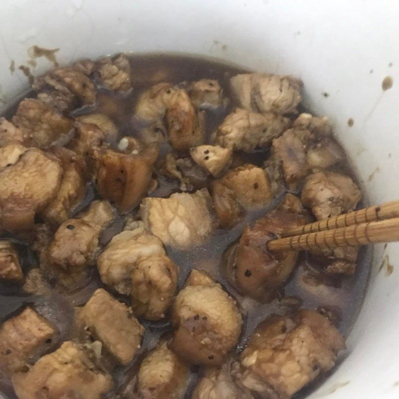 Thêm trám xanh vào nồi thịt kho, tạo nên món ăn đặc sắc