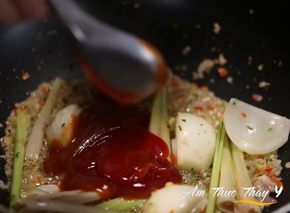 Thêm tương ớt và tương cà vào gia vị lẩu thái