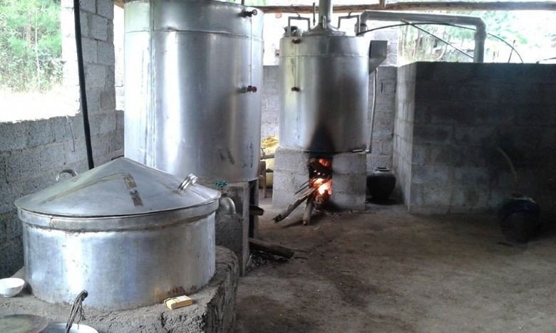Thiết bị chưng cất trong cách nấu rượu nếp truyền thống