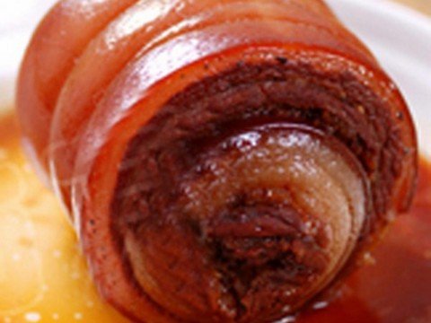 Thịt ba chỉ đã được ướp gia vị, sẵn sàng để cuộn và hấp, đảm bảo hương vị đậm đà.