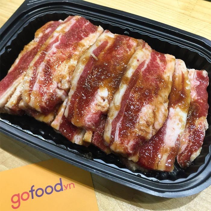 Thịt ba chỉ đã được ướp ngũ vị hương sẵn sàng