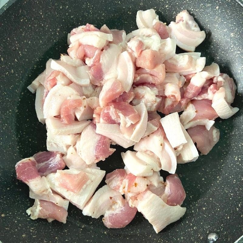 Thịt ba chỉ đã ướp được cho vào chảo và xào sơ trên lửa vừa, giúp thịt săn chắc và tiết mỡ, chuẩn bị cho quá trình rim để tạo ra món thịt rim mặn ngọt thơm ngon