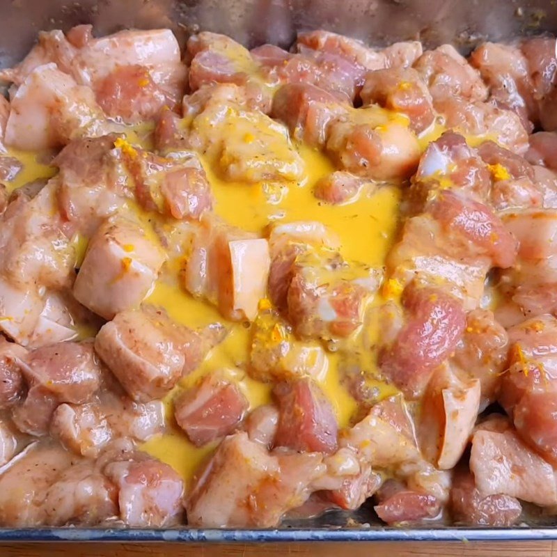 Thịt ba chỉ đã ướp ngấm đều gia vị chuẩn bị rang riềng