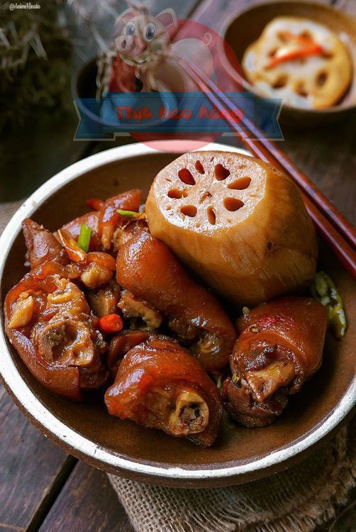 Thịt ba chỉ đang được đảo săn trên bếp, là bước quan trọng trong cách nấu thịt hầm nước dừa