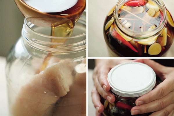 Thịt ba chỉ đang được ngâm ngập trong nước mắm tỏi ớt