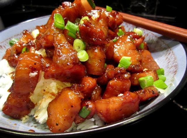 Thịt ba chỉ đang được rang thấm vị trong nồi nước mắm