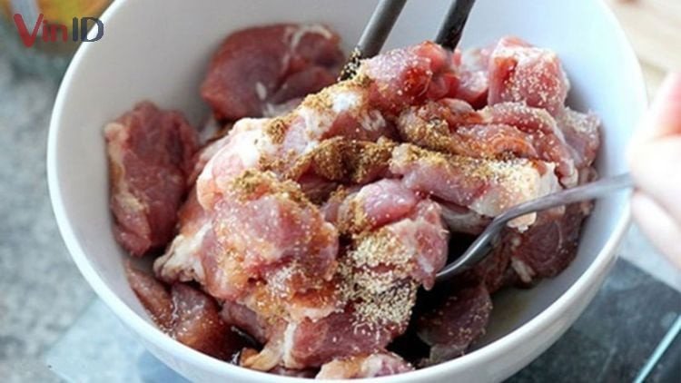 Thịt ba chỉ đang được ướp gia vị cho món thịt kho đậu hũ