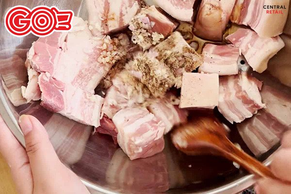 Thịt ba chỉ đang được ướp gia vị chuẩn bị cho món thịt kho trứng
