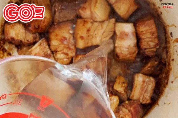 Thịt ba chỉ đang được xào săn trong nồi để nấu món thịt kho trứng