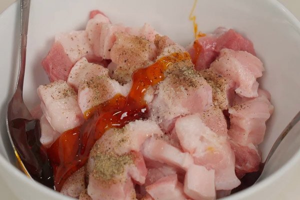 Thịt ba chỉ đang ướp gia vị chuẩn bị làm thịt kho mắm ruốc