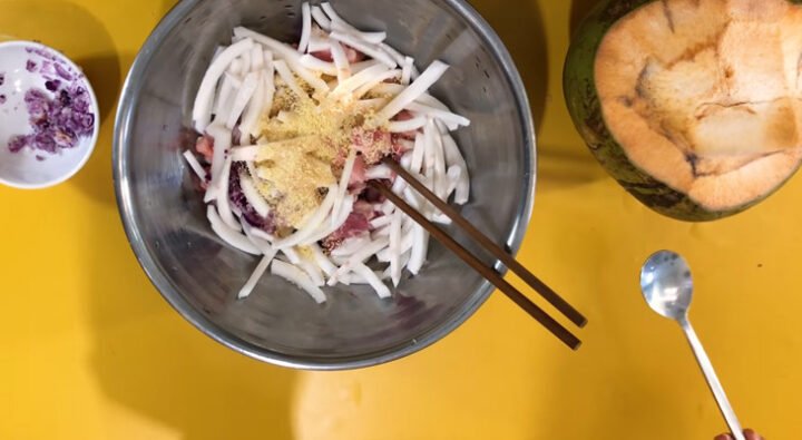 Thịt ba chỉ đang ướp với gia vị cho món thịt kho dừa