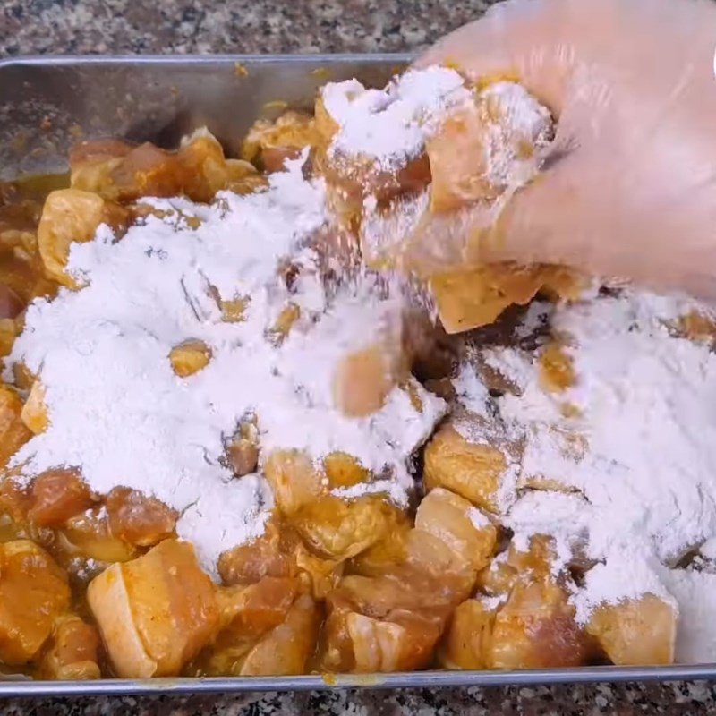 Thịt ba chỉ được phủ lớp bột và trứng giúp giòn hơn khi rang riềng