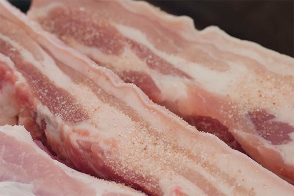 Thịt ba chỉ được ướp muối và rượu trắng trước khi ngâm