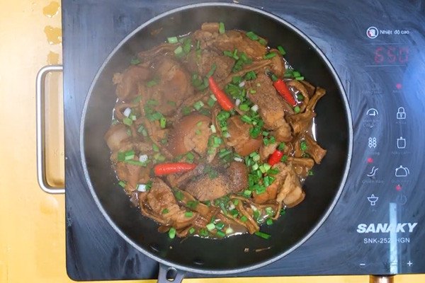 Thịt ba chỉ kho măng khô đậm đà