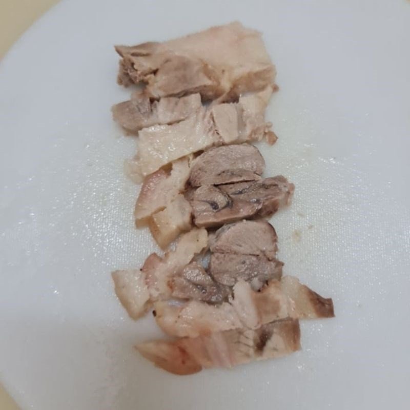 Thịt ba chỉ luộc chín và cắt miếng vừa ăn cho canh ngó khoai