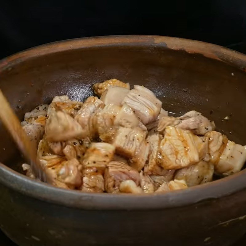 Thịt ba chỉ sau khi ướp đang chờ thấm gia vị cho món kho trám