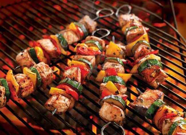 Thịt ba chỉ thái miếng vuông đang được ướp theo kiểu BBQ