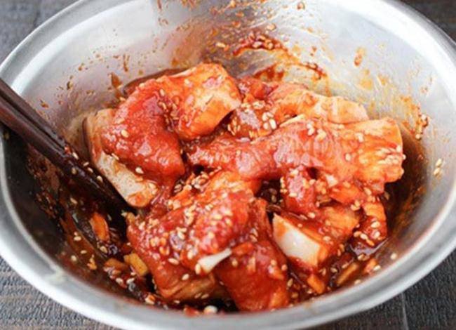 Thịt ba chỉ ướp theo công thức bún chả thơm lừng sau khi ướp thịt nướng ngon mềm