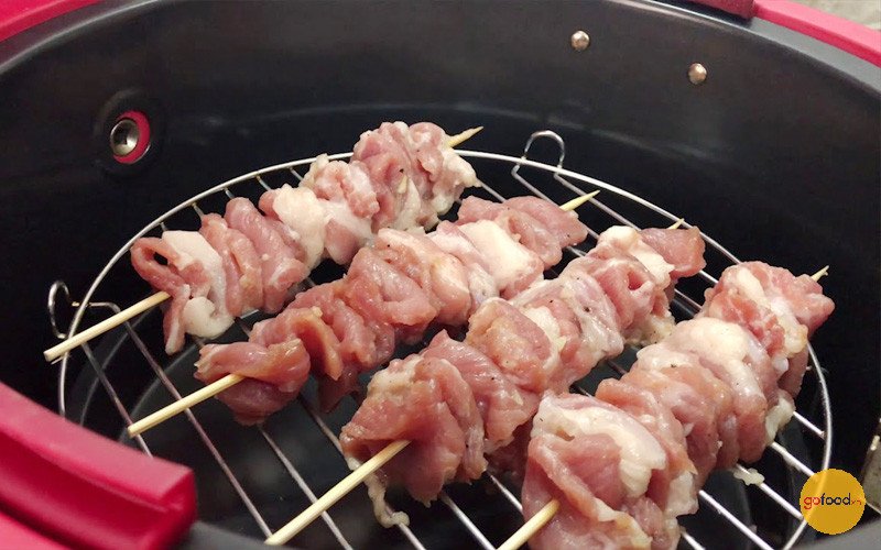 Thịt ba chỉ xiên nướng vàng đều