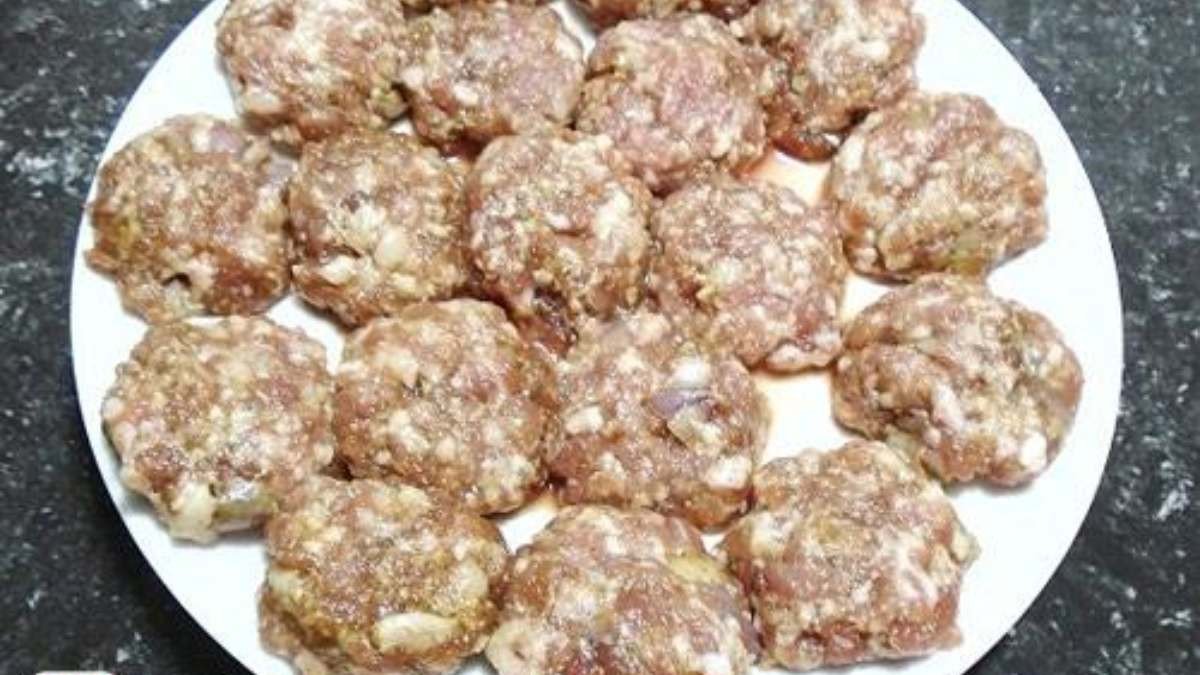 Thịt băm đã ướp gia vị, sẵn sàng để nặn thành chả nướng thơm ngon