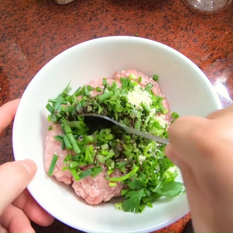 Thịt băm đang được ướp với gia vị, hành lá và ngò rí