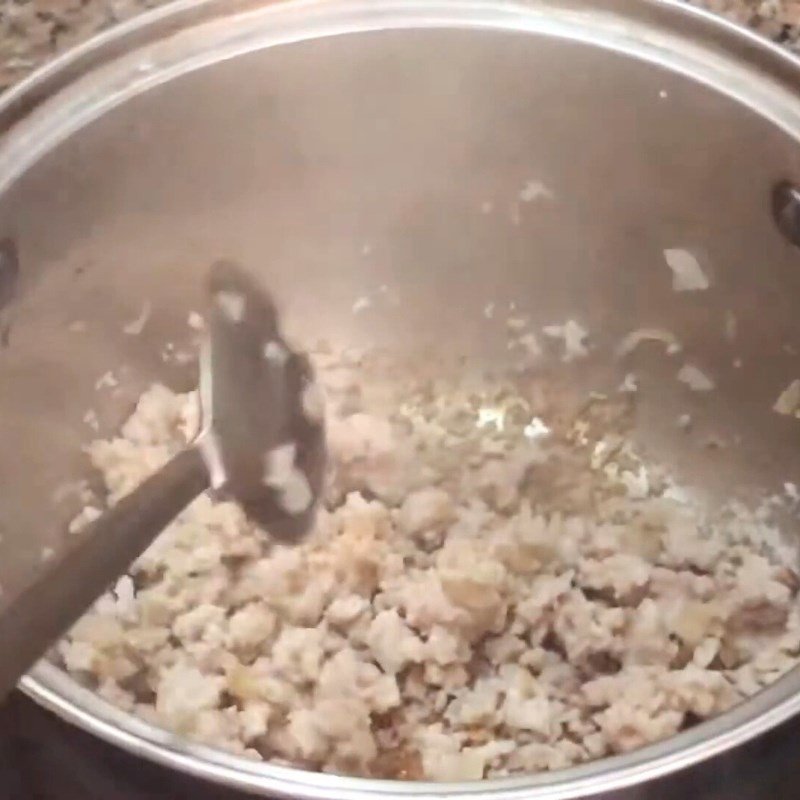 Thịt băm được xào thơm lừng với hành tím cho món cháo yến mạch