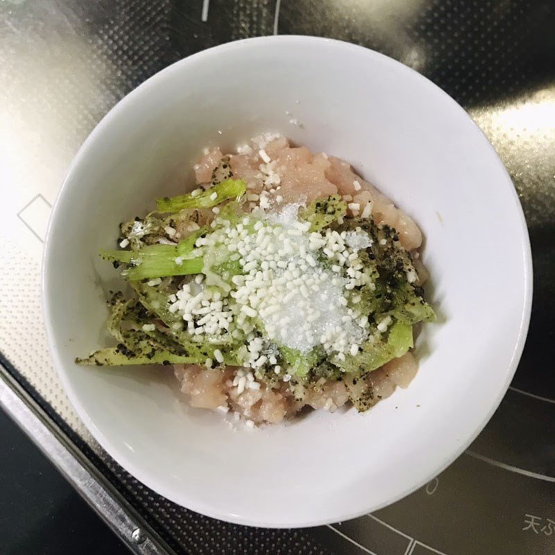 Thịt băm thấm gia vị chuẩn bị cho bước xào thịt trong công thức canh rau má.