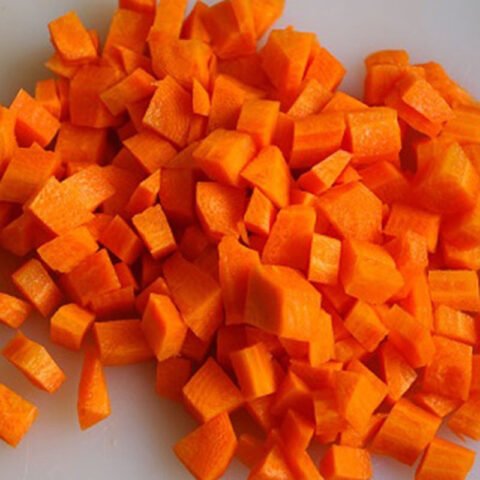 Thịt băm và cà rốt cắt hạt lựu để xào ngô ngọt