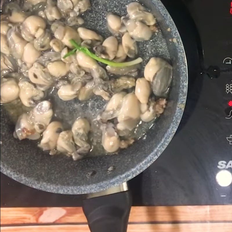 Thịt băm và hàu đã xào xong, sẵn sàng cho món cháo