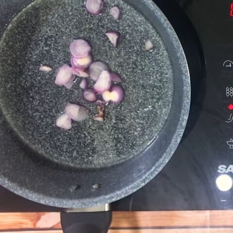 Thịt băm xào thơm ngon cho món cháo hàu đậu xanh