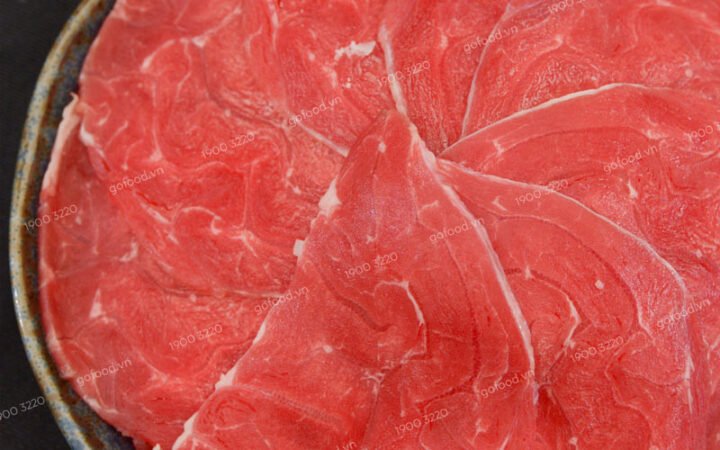 Thịt bắp bò đang được sơ chế để làm gỏi