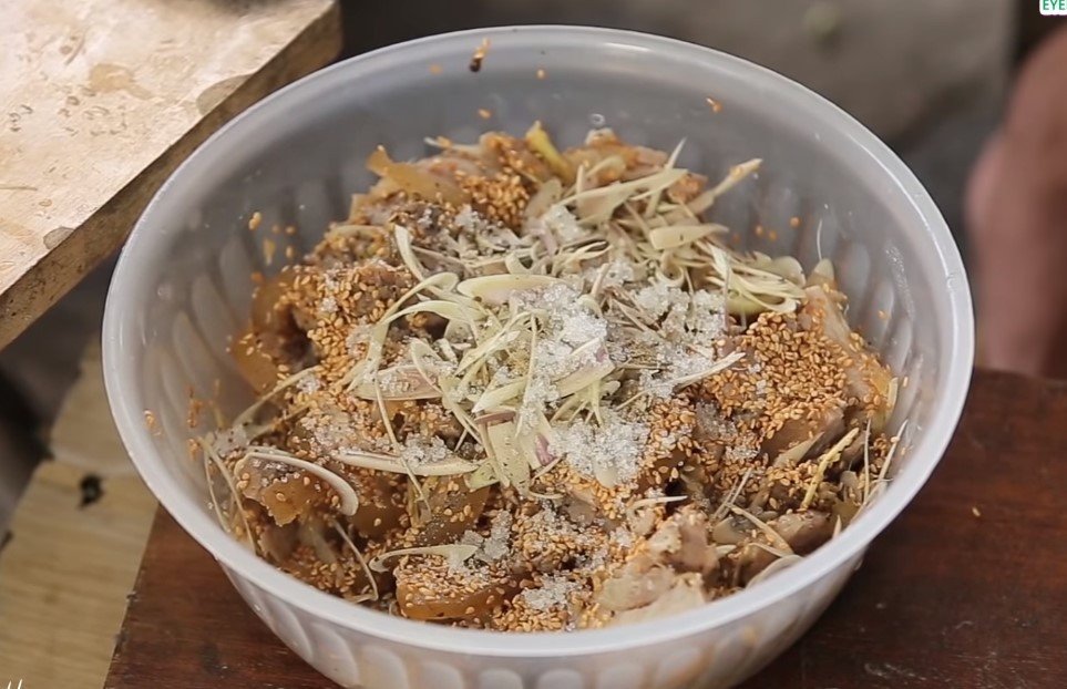 Thịt bê tẩm ướp gia vị đậm đà chuẩn bị cho món bê tái chanh