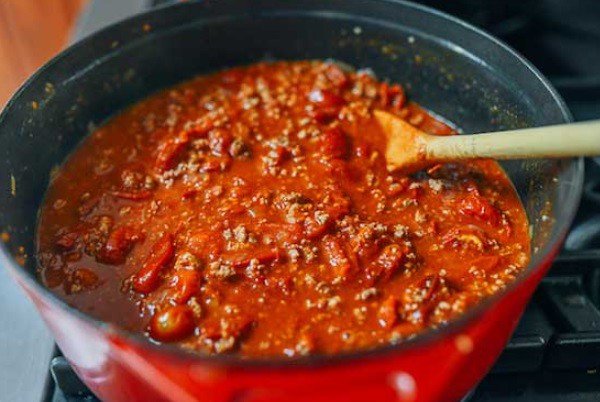 Thịt bò băm được xào cùng sốt cà chua sánh mịn, tạo nên hương vị đặc trưng cho mì xào