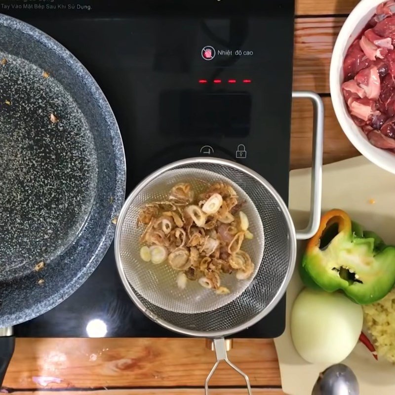 Thịt bò bắp được ướp và xào vừa chín tới