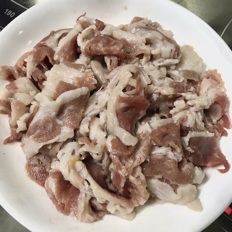 Thịt bò đã được sơ chế và thái lát mỏng