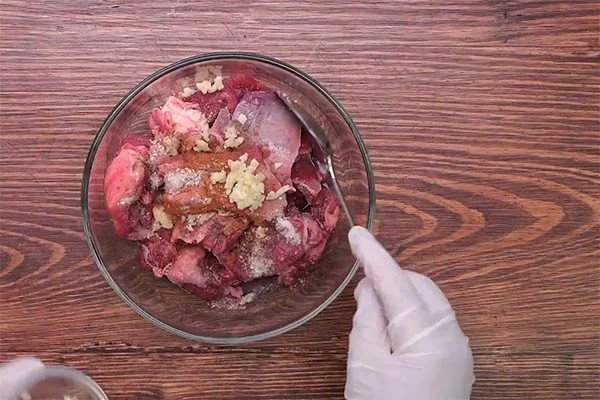 Thịt bò đã được thái miếng vuông và ướp gia vị chuẩn bị cho món bò sốt vang đậm đà