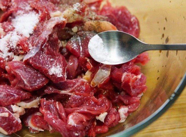 Thịt bò đã thái mỏng, được ướp gia vị trong tô sẵn sàng chế biến mì xào thịt bò