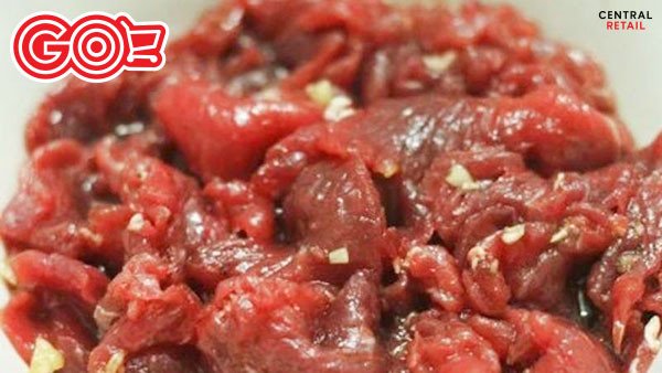 Thịt bò đang được ướp với nước sốt đậm đà, chuẩn bị cho món thịt nướng thơm ngon