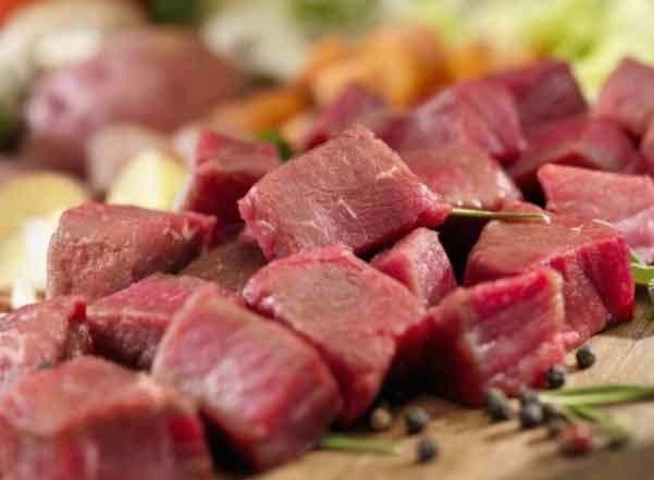 Thịt bò được thái miếng vuông vắn chuẩn bị cho cách nấu bò hầm khoai tây