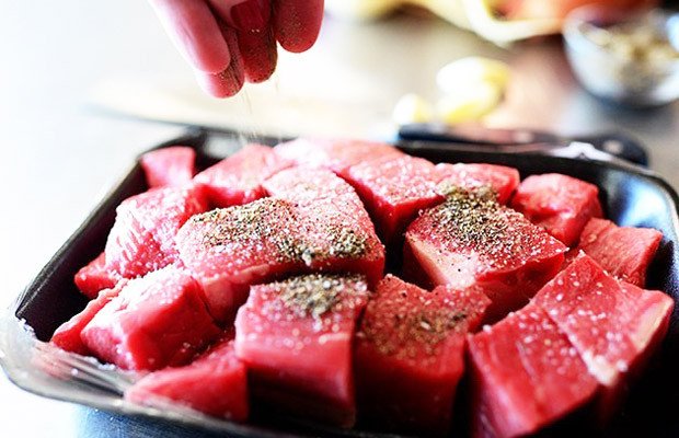 Thịt bò được ướp gia vị đậm đà để chuẩn bị cho món bò hầm tiêu xanh