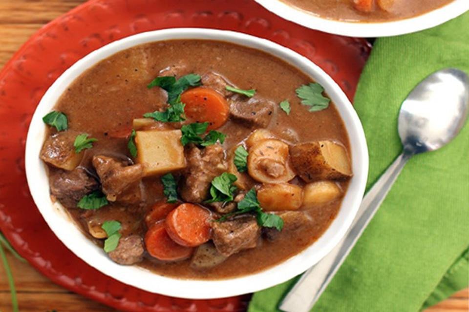 Thịt bò hầm bia hoàn chỉnh với rau củ và nước sốt sánh mịn