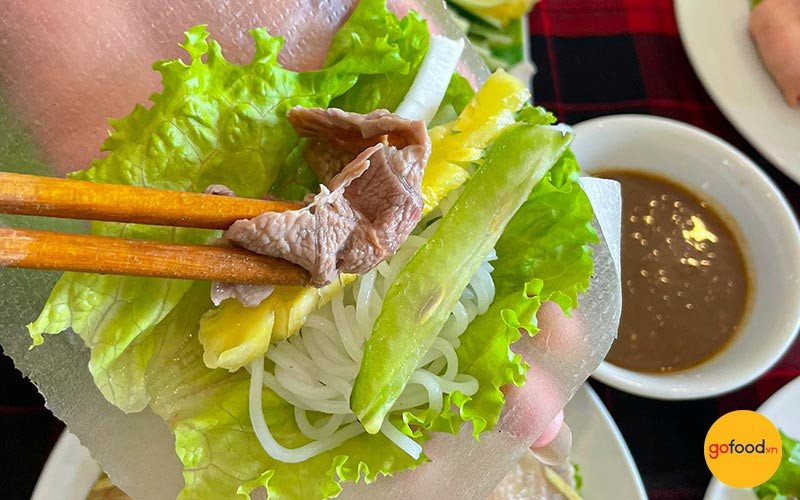 Thịt bò nhúng giấm cuộn bánh tráng, rau sống và chấm mắm nêm đậm đà