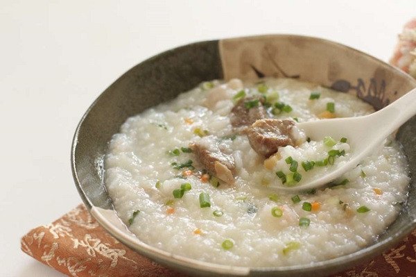 Thịt bò thái lát mỏng chuẩn bị cho món cháo bò bằm