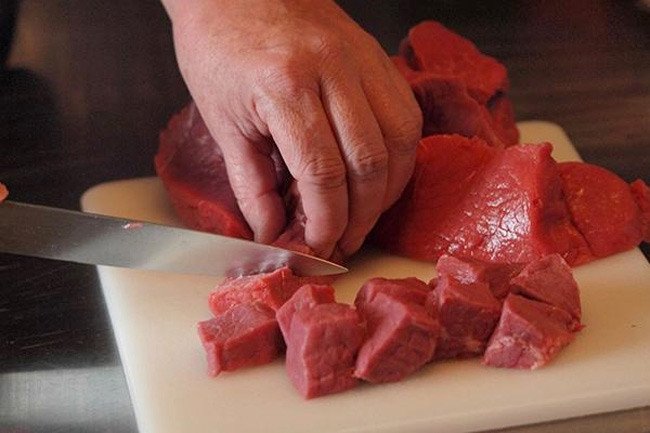 Thịt bò tươi được cắt thành từng khối vuông chuẩn bị cho món cà ri bò nước cốt dừa
