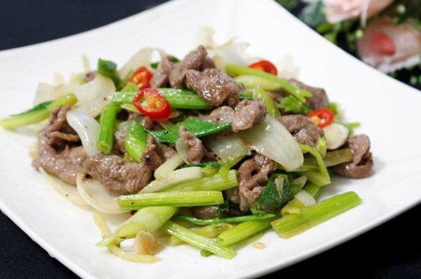 Thịt bò xào hành tây, cần tây và tỏi tây, món ăn vừa đẹp mắt vừa thơm ngon chuẩn vị.
