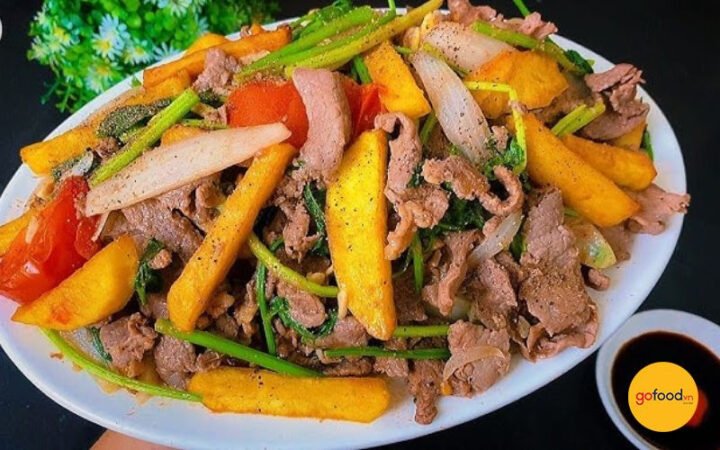 Thịt bò xào khoai tây chiên vàng ruộm, chuẩn vị nhà Saigonese Baguette
