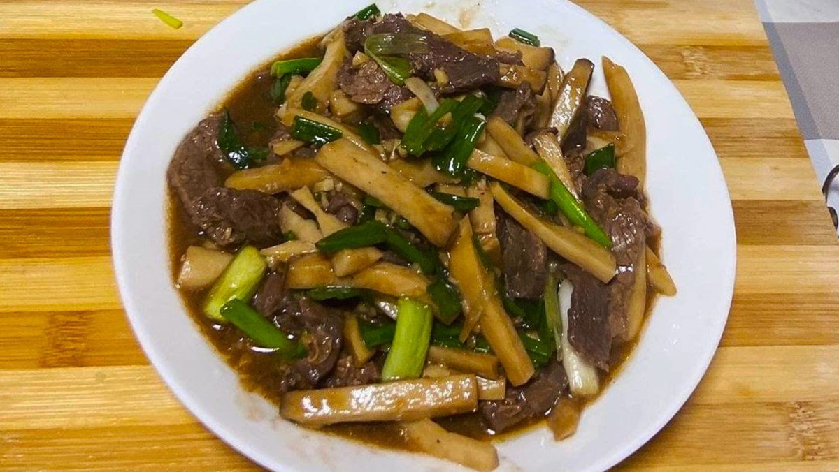 Thịt bò xào nấm đùi gà nóng hổi, thơm ngon