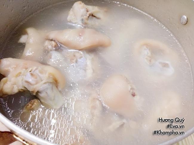 Thịt chân giò cuộn luộc cho món bún chân giò miền Bắc