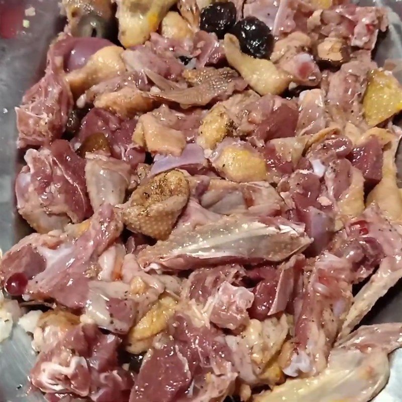 Thịt chim câu đã ướp sẵn sàng cho công đoạn xào.