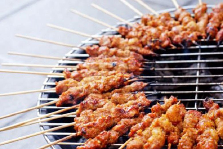 Thịt chó nướng vàng ruộm trên bếp than